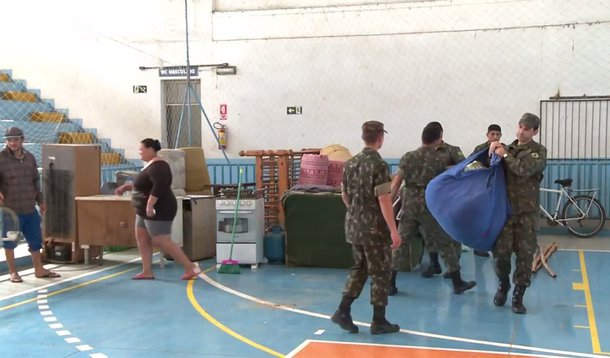 Os moradores de Alegrete começaram a fazer o caminho de volta para as suas residências após a cheia do Rio Ibirapuitã; enchente tirou mais de 2 mil pessoas de suas casas; embora ainda não tenha sido finalizado, já se sabe que o prejuízo será superior a R$ 10 milhões de perdas na zona rural e urbana