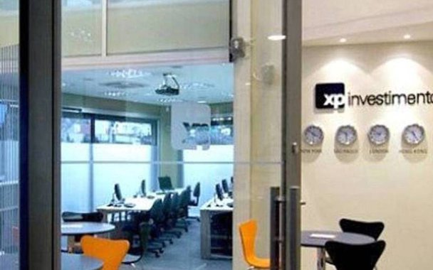 O Conselho Administrativo de Defesa Econômica (Cade) considerou complexa a compra pelo Itaú Unibanco da corretora XP Investimentos e pediu informações adicionais, de acordo com decisão publicada no Diário Oficial da União desta segunda-feira, 16; Superintendência-Geral do Cade avaliou que a transação vai gerar sobreposição horizontal nas atividades de corretagem de valores, administração e gestão de recursos de terceiros e distribuição de produtos de investimentos a clientes, entre outros aspectos que podem afetar a concorrência do setor 