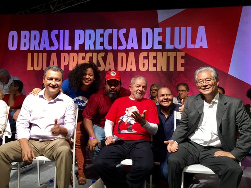 No primeiro dia de sua caravana pelo Nordeste, Lula foi recebido com festa em Salvador, conversou com trabalhadores e fez um discurso inflamado no lançamento da 3ª fase do Memorial da Democracia; "É proibido o povo ser alegre? Esse país chegou a ser quase a 5ª economia mundial. E olha o que eles fizeram", afirmou o ex-presidente; "Se um governante governa um país e numa crise começa a vender o patrimônio desse país, esse governante deveria pedir desculpas e ir embora", emendou; Lula também criticou a decisão de um juiz federal que proibiu a Universidade Federal do Recôncavo Baiano (UFRB) de conceder-lhe o título de doutor honoris causa. "Queria dizer ao vereador do DEM que ele tem o direito de não gostar de mim, porque eu não gosto dele. O título de Honoris Causa já recebi"