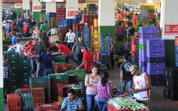 Inflação medida pelo IPCA (Índice de Preços ao Consumidor Amplo) ficou em 0,33% em fevereiro, após avançar 0,38% em janeiro, segundo o IBGE; na comparação interanual, a taxa em 12 meses ficou em 4,76%, o que representa uma desaceleração ante a taxa de 5,35% acumulada até janeiro