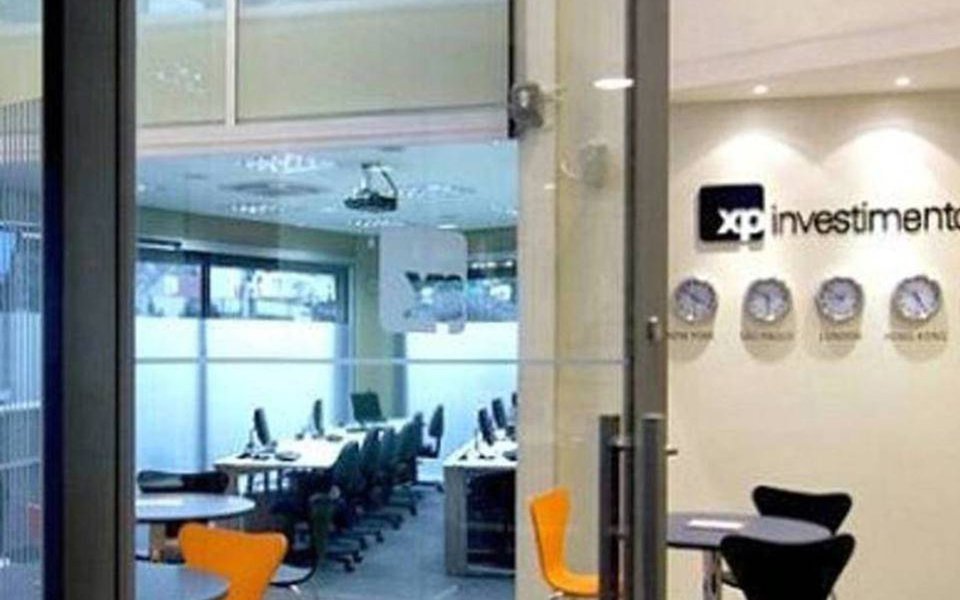 O Conselho Administrativo de Defesa Econômica (Cade) considerou complexa a compra pelo Itaú Unibanco da corretora XP Investimentos e pediu informações adicionais, de acordo com decisão publicada no Diário Oficial da União desta segunda-feira, 16; Superintendência-Geral do Cade avaliou que a transação vai gerar sobreposição horizontal nas atividades de corretagem de valores, administração e gestão de recursos de terceiros e distribuição de produtos de investimentos a clientes, entre outros aspectos que podem afetar a concorrência do setor 