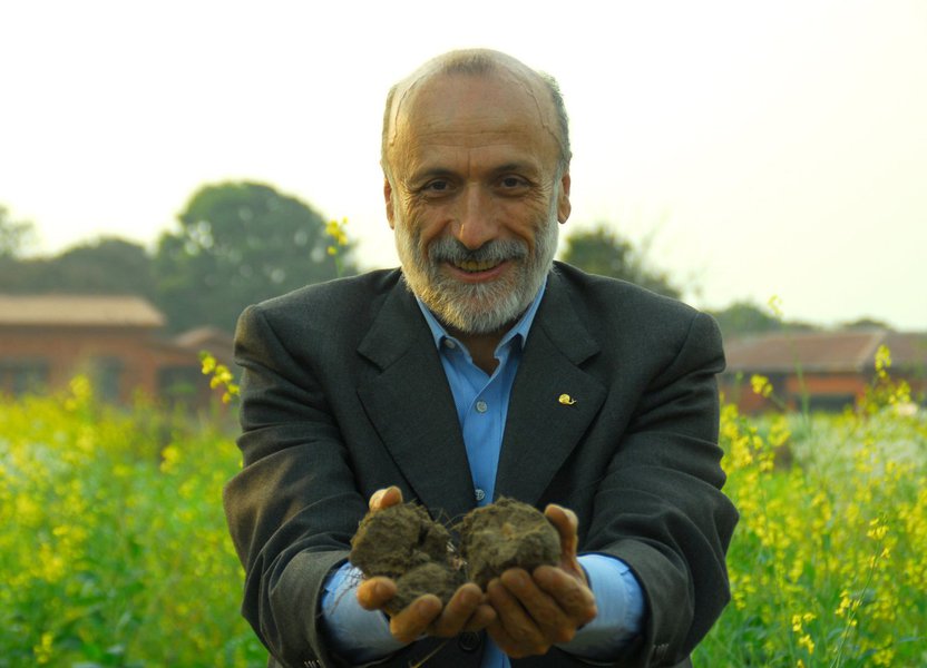 O embaixador da ONU contra a fome, Carlo Petrini, criticou a ideia do prefeito João Doria em usar sobras alimentares para alimentar os mais pobres com um composto batizado de farinata; Petrini comentou a fala de Doria de que "os pobres não tem hábitos alimentares: "Isso é mostra de que esse prefeito é muito limitado, conheço pobres da América Latina e África com imensa cultura alimentar", diz o embaixador da ONU