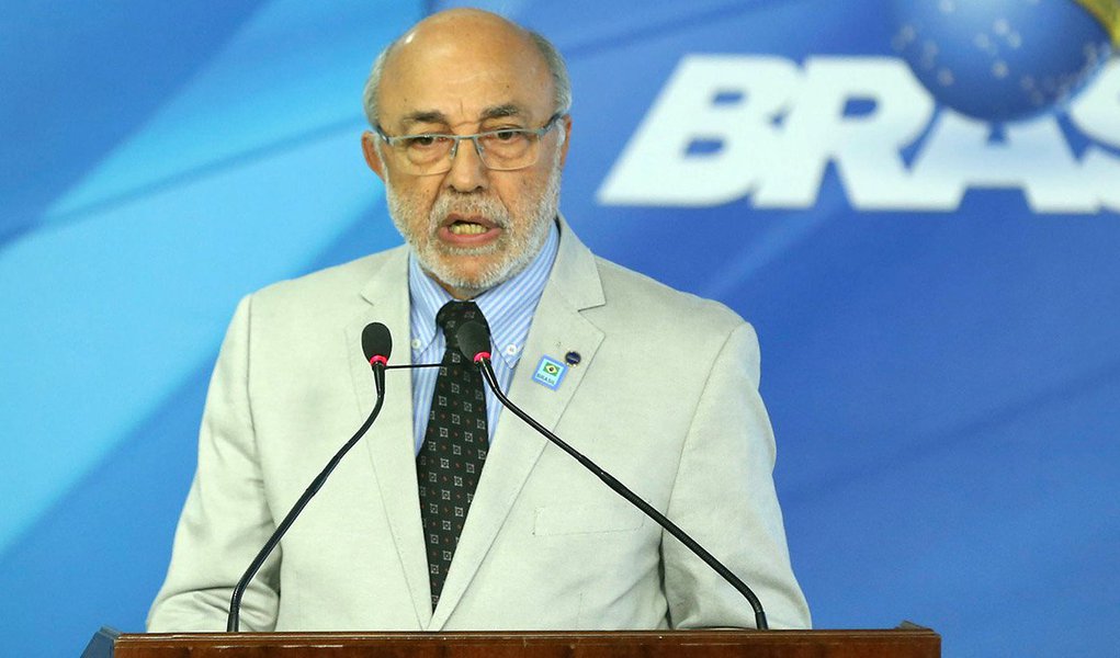 O cineasta João Batista de Andrade (PPS) pediu demissão na semana passada do Ministério da Cultura, cargo que estava sendo ocupado por Roberto Freire (PPS); Andrade alegou que o MinC tinha se tornado inviável após o corte de 43% dos recursos, e também tinha se tornado território com fácil interferência política; "E um Ministério com orçamento ridículo, o Fundo Nacional da Cultura zerado, sem um centavo de recursos. Instituições culturais desprotegidas, como a Escola de Cinema Darcy Ribeiro, ameaçada de iminente despejo do prédio pelos Correios, ameaça que consegui superar num acordo, ainda em andamento jurídico, mas já aceito pela escola e pelos Correios", relata