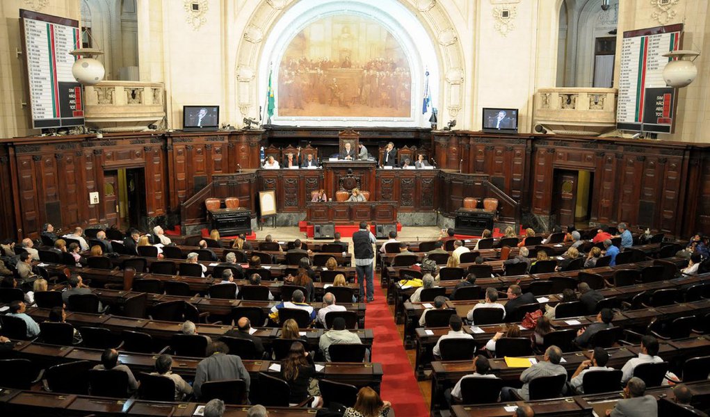 A Assembleia Legislativa do Estado do Rio de Janeiro (Alerj) aprovou um projeto de lei (PL 231/15) que determina que o autor de violência doméstica e familiar contra a mulher no estado, além da prisão, também deverá pagar multa, a qual deverá ser regulamentada pelo Executivo; a autora do projeto, deputada Martha Rocha (PDT), explicou que o objetivo da lei é combater esse tipo de violência de forma sistêmica e que o agressor arque com parte do custo dos serviços públicos de emergência utilizados no atendimento à vítima