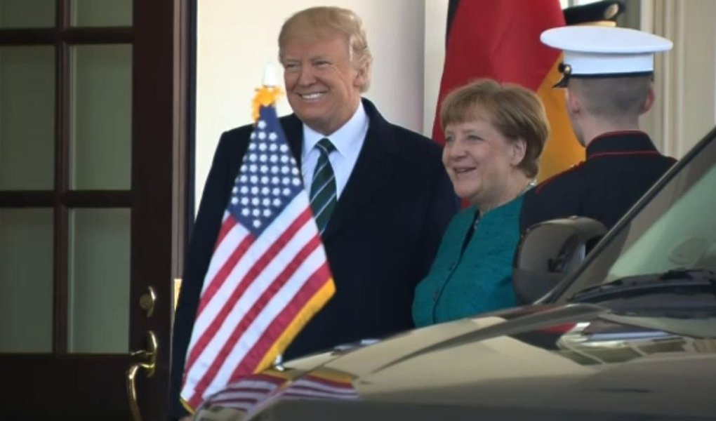 Presidente dos Estados Unidos, Donald Trump, disse nesta sexta-feira, 17, que os EUA respeitarão as instituições históricas, mas que outros países devem pagar sua parcela justa para apoiar a Organização do Tratado do Atlântico Norte (Otan); em uma entrevista coletiva após seu encontro com a chanceler alemã Angela Merkel, Trump disse que agradeceu "pelo compromisso do governo alemão de aumentar os gastos com defesa e trabalhar para contribuir com pelo menos 2 por cento do PIB" para a Otan