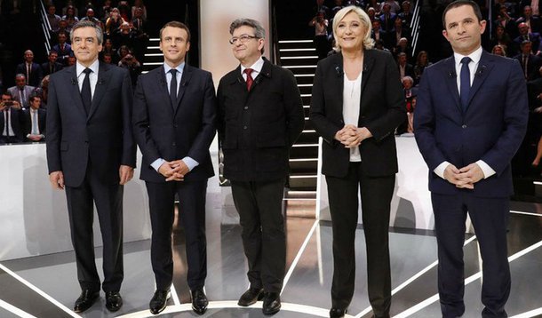 Berlim se preocupa tanto com o radicalismo de direita quanto com o de esquerda. A candidata de extrema-direita Marine Le Pen tem uma plataforma antieuropeia, propõe a saída da França do bloco e do comando militar da Otan, defende políticas ultranacionalistas, autoritárias e já demonstrou estar alinhada com as ideias de Donald Trump e até com o presidente russo, Vladimir Putin. Isso é tudo que o governo alemão não deseja. Mas Berlim teme igualmente a esquerda. O candidato Jean-Luc Mélenchon, da esquerda radical, teve uma ascensão meteórica nas sondagens de intenção de voto, tornando possível até mesmo que ele passe para o segundo turno. Um duelo final entre Mélenchon e Le Pen seria um verdadeiro pesadelo para Berlim