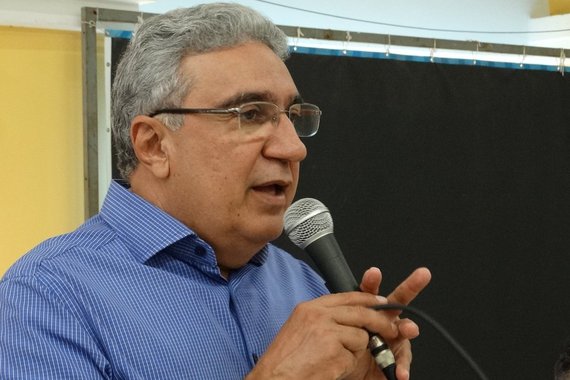 O prefeito de Gurupi, Laurez Moreira (PSB), rebateu a deputada federal Josi Nunes (PMDB), que expôs sua insatisfação com a Prefeitura de Palmas, que teria sido gerada por não cumprimentos de compromissos de campanha; em nota, o pessebista afirmou sempre ter tido "respeito" e "gratidão" pela parlamentar, mas criticou as suas reivindicações; "Não posso permitir que interesses partidários se sobreponham aos interesses da população", disparou