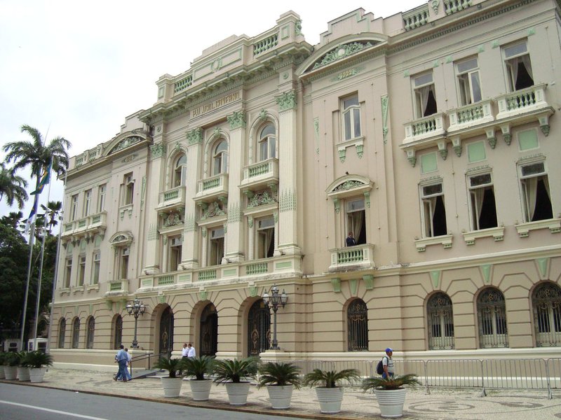 Seis ex-governadores de Pernambuco publicaram manifesto aos brasileiros em defesa das ações desenvolvidas pelo Ministério Público Federal e pelo Poder Judiciário nas investigações que apuram desvios de recursos públicos; eles também pregam o respeito à Constituição e pedem que as apurações sejam levadas as últimas consequências; segundo o manifesto, “a Nação clama por respeito à Constituição, aos princípios democráticos, punição aos corruptos e corruptores, como premissa básica para estabilidade da economia e retomada da geração de empregos”