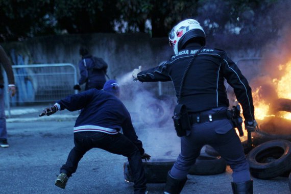 Três militantes do Movimento dos Trabalhadores sem Teto (MTST) que foram detidos durante os protestos da última sexta-feira (28) em São Paulo contra as reformas trabalhista e previdenciária tiveram prisão preventiva decretada pela Justiça; juíza do Tribunal de Justiça de São Paulo Marcela Coelho justificou a conversão da detenção em prisão preventiva com base em relatos de policiais militares apontando que os suspeitos ttertiam sido presos ao tentar iniciar focos de incêndio e disparar rojões cont; MTST qualifica as prisões como arbitrárias e diz não haver provas contra os militantes a não ser a palavra dos policiais