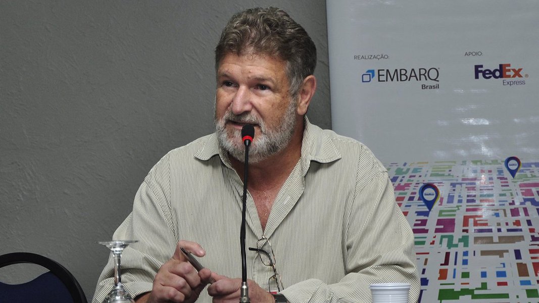 O diretor da Agência Reguladora de Águas (Adasa) José Walter Vazquez, afirmou concordar que a população "está sendo penalizada demais, pela taxa e pelo não fornecimento de água", durante audiência pública para discutir a possibilidade de o governo multar "desperdiçadores" de água em R$ 250; mas, de acordo com a instituição, não há previsão para que a cobrança extra de 20% na conta de água e esgoto deixe de ocorrer, enquanto a crise hídrica persistir