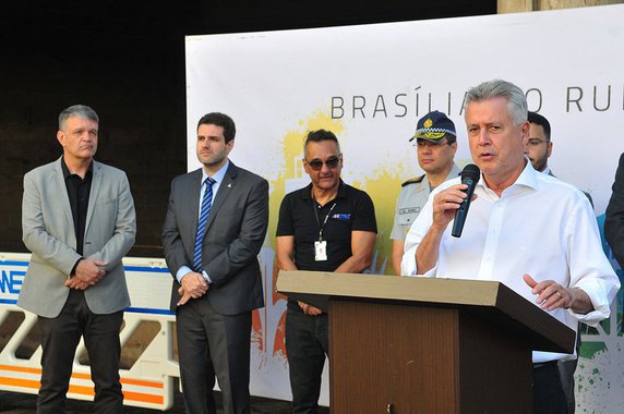 O governador do Distrito Federal, Rodrigo Rollemberg, lançou o edital de licitação para conclusão das obras da Estação 106 Sul da Companhia do Metropolitano do DF (Metrô-DF); a contratação tem valor estimado de R$ 21,2 milhões e inclui obras como os acessos em superfície e a passagem para pedestres sob os eixos W, L e Rodoviário; de acordo com o Metrô-DF, a previsão é que as obras sejam concluídas em dezembro de 2018, com início da operação antes disso
