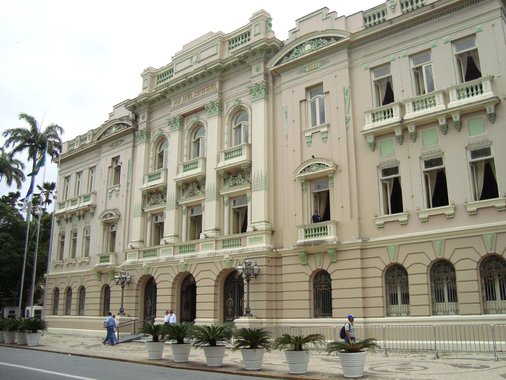 Seis ex-governadores de Pernambuco publicaram manifesto aos brasileiros em defesa das ações desenvolvidas pelo Ministério Público Federal e pelo Poder Judiciário nas investigações que apuram desvios de recursos públicos; eles também pregam o respeito à Constituição e pedem que as apurações sejam levadas as últimas consequências; segundo o manifesto, “a Nação clama por respeito à Constituição, aos princípios democráticos, punição aos corruptos e corruptores, como premissa básica para estabilidade da economia e retomada da geração de empregos”
