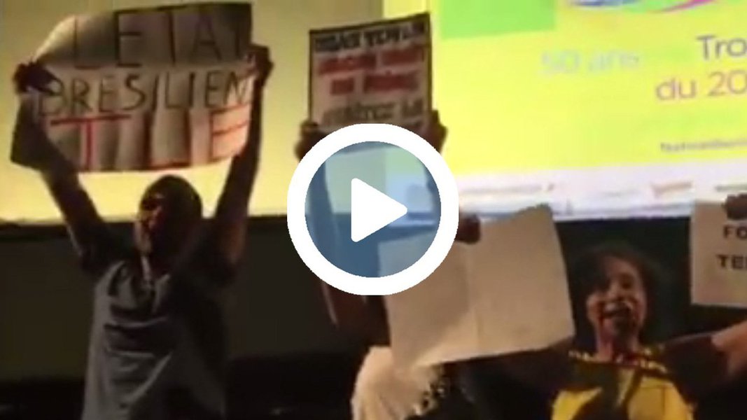 Grupo de manifestantes realizou um protesto durante 19ª edição do Festival de Cinema Brasileiro de Paris, na França, para denunciar o golpe parlamentar ocorrido no Brasil há cerca de um ano no Brasil que depôs a presidente eleita Dilma Rousseff e jogou o país na pior crise política de sua história; Portando cartazes em português e francês com frases como "Fora Temer", "Não ao golpe de Estado" e "O Estado Brasileiro Mata", os manifestantes realizaram o seu protesto na abertura do festival, na noite desta terça-feira (20), no cinema Arlequim; coletivo Alerte France Brésil e deverá realizar um ato de protesto no próximo dia 30, quando uma greve geral contra o governo Temer deverá acontecer