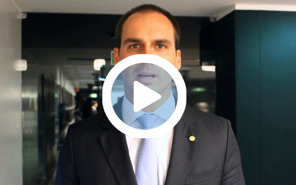 Em seminário no qual foi defender o projeto 'Escola sem Partido' em Salvador, o deputado federal Eduardo Bolsonaro (PSC-SP) provocou furor entre os espectadores, dentro e fora da Câmara Municipal; a PM teve de fazer um cordão humano para que o deputado conseguisse sair da Câmara e caminhar até o carro; "Golpista, fascista", gritavam os manifestantes
