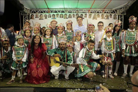 O governador Camilo Santana (PT) sancionou, no município do Crato, a lei que amplia de 60 para 80 o número de mestres no Ceará. Com isso, o chef do Executivo cumpre uma das metas do Plano Estadual de Cultura, que inclui diretrizes para a valorização da cultura popular tradicional. "Vamos agora lançar o edital para escolher os novos mestres e mestras que irão contribuir para formação cultural cearense", afirmou Camilo