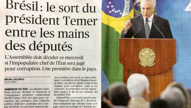 Jornal Le Figaro desta quarta-feira, 2, traz o título "Brasil: o destino do presidente Temer entre as mãos dos deputados"; jornal, que classifica Michel Temer como impopular e conservador e afirma que os deputados devem decidir se o chefe de Estado deverá ir a julgamento por corrupção, o que Le Figaro destaca como "um fato inédito na história político-judiciária brasileira, que, no entanto, já tem sido bastante agitada"