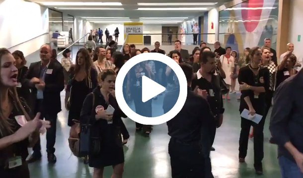 Grupo de servidores da Câmara fez um protesto nesta terça-feira 25 contra a Reforma da Previdência do governo Temer, passando pelos corredores do prédio da Casa aos gritos de "não à reforma, a previdência é nossa" (confira no vídeo), passando na porta da comissão especial que debate nesta tarde o relatório apresentado pelo deputado Arthur Oliveira Maia (PPS-BA)