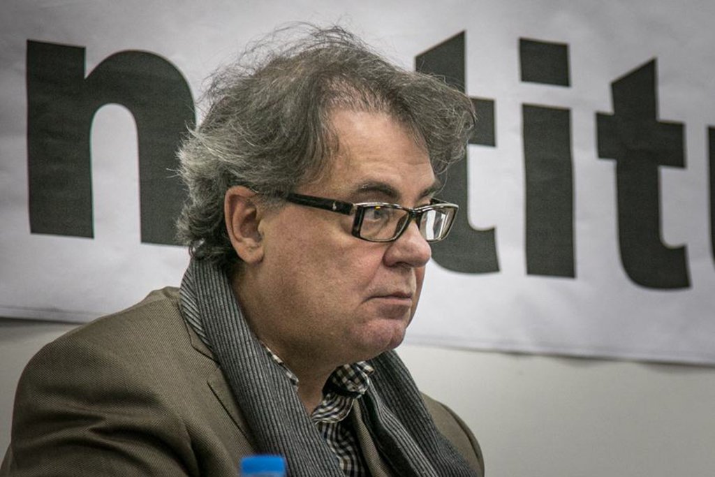 "Sergio Moro extrapolou seu poder de juiz. Na democracia, juízes tem seu poder limitado. Pela lei e pela Constituição", avalia o advogado Lenio Luiz Streck, membro catedrático da Academia Brasileira de Direito Constitucional, professor titular da Unisinos e Unesa; "Ele confessadamente divulgou conversas telefônicas obtidas ilicitamente, instituiu uma nova leitura no Código de Processo Penal com as conduções coercitivas – todas ilegais -,  extrapolou o prazo de prisões preventivas, além da condução autoritária das audiências.  Parece que, para ele e a força tarefa da Lava Jato, os fins justificam os meios"