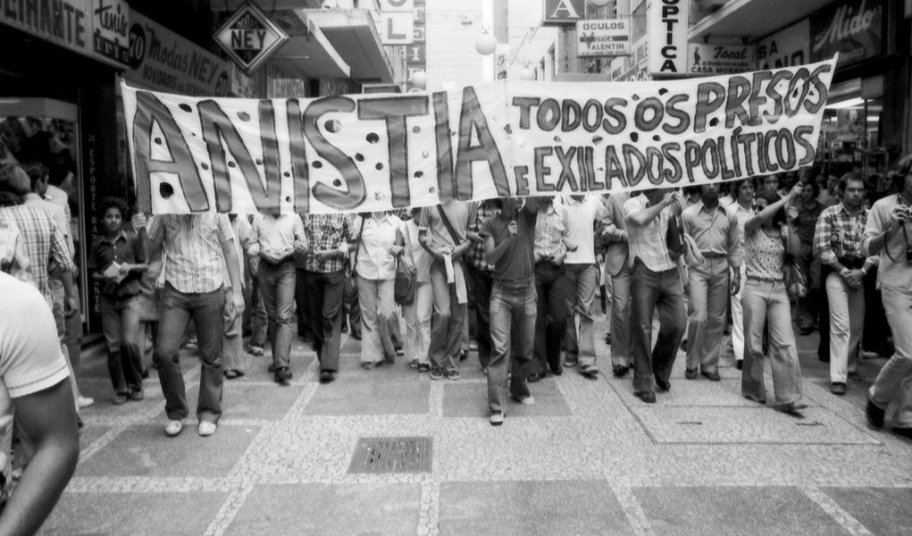 Documentário "Olhares Anistia" será lançado em Recife (PE) durante a celebração dos 38 anos da promulgação da Lei da Anistia, dia 28 de agosto, no auditório da G2 da Universidade Católica de Pernambuco (Unicap), às 18h; filme de 70 minutos é dirigido pelo historiador e cineasta Cleonildo Cruz e o roteiro é assinado pela jornalista Micheline Américo, com produção executiva da Tempus Comunicação; ineditismo do longa-metragem "OLHARES ANISTIA"deve-se ao fato de captar as múltiplas e opostas opiniões sobre o assunto, entre os que lutaram pela anistia e, também, os agentes do Estado