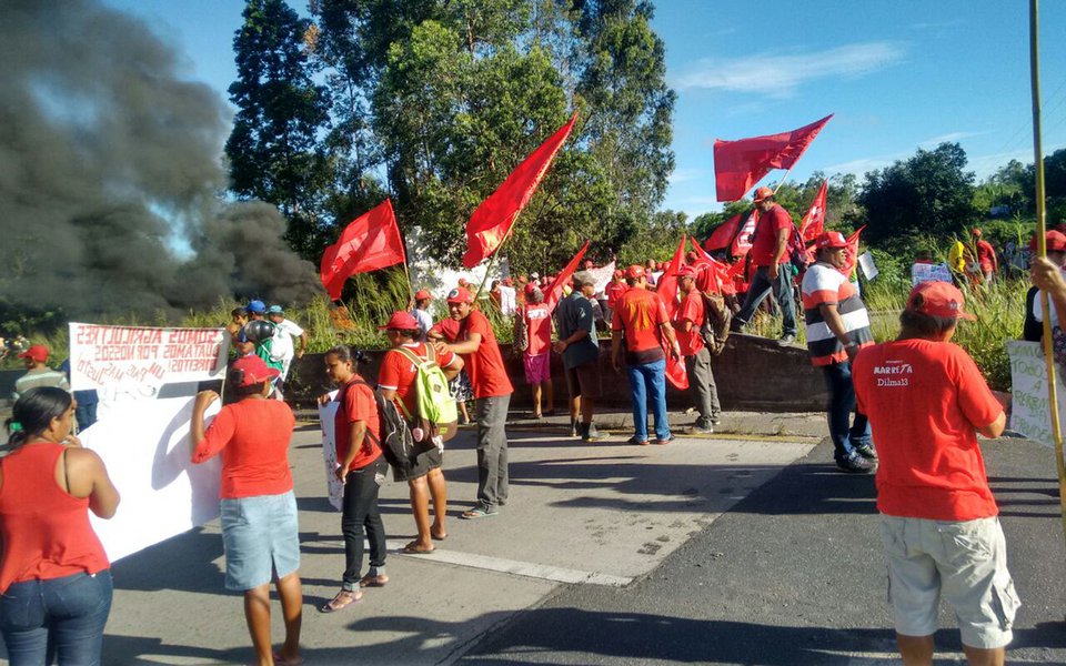 Grande Recife amanheceu sem ônibus nesta sexta-feira (28) devido a adesão dos rodoviários à greve geral contra as refirmas trabalhista e previdenciária convocada pelas centrais sindicais e movimentos sociais. Apesar do metrô estar funcionando parcialmente, os moradores da Região Metropolitana da capital também tiveram dificuldades para se deslocar em função de diversos pontos de bloqueio feitos por manifestantes; foram registrados mais de 30 pontos de bloqueio em todo o Estado. Na capital, mais de 90% das lojas do do centro do Recife não abriram as portas