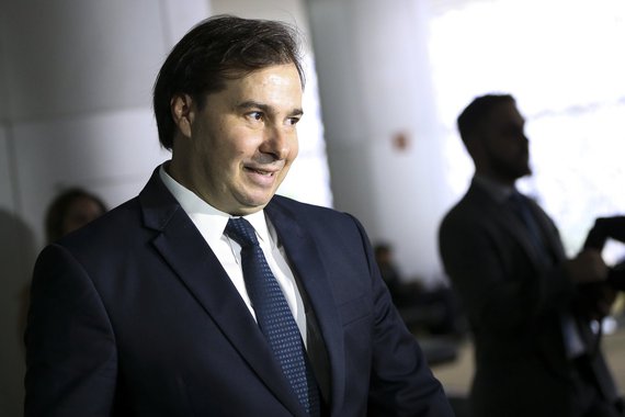 No comando da presidência da República por causa da viagem que Michel Temer faz aos EUA, o presidente da Câmara dos Deputados, Rodrigo Maia (DEM-RJ), recebeu nesta terça-feira no Palácio do Planalto artistas e cineastas que defendem a saída do peemedebista do cargo; o grupo tinha uma audiência marcada com Maia no Congresso Nacional, mas o presidente da República em exercício a transferiu para a sede do Executivo; o presidente da Câmara ouviu o já tradicional 'Fora, Temer' no lugar do peemedebista