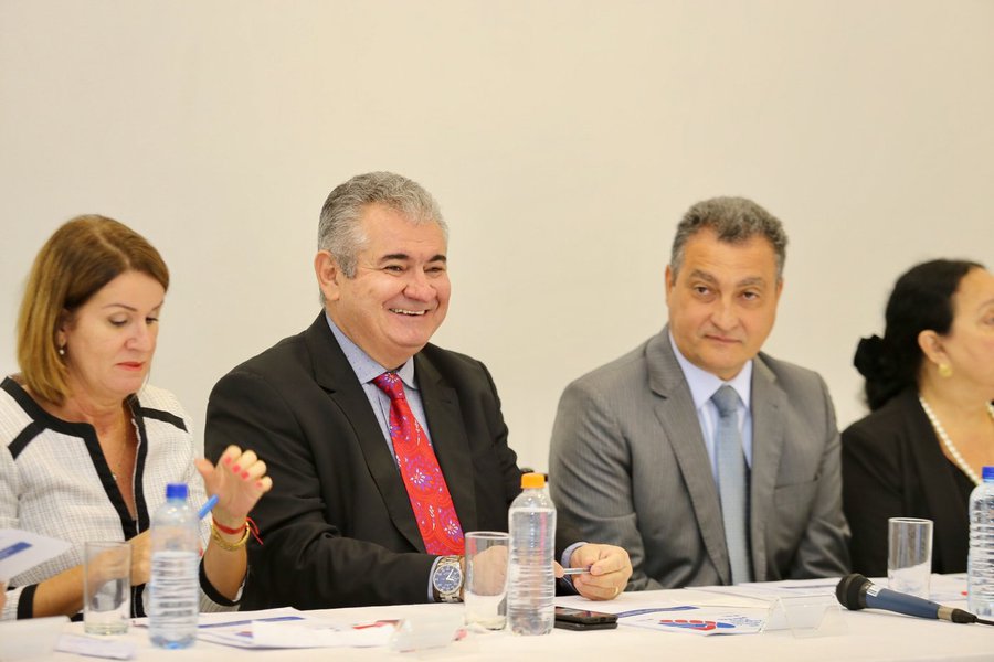 Presente ao encontro do Pacto Pela Vida em Lauro de Freitas, nesta segunda-feira, o presidente da Assembleia Legislativa, deputado Ângelo Coronel (PSD), demonstrou preocupação com o alto índice de jovens entre as vítimas de homicídio, e reiterou as palavras do governador Rui Costa sobre a importância da família na vida dos jovens; "Todo jovem tem mãe e/ou pai. A educação começa em casa, anterior à formação escolar propriamente dita. Antes de chegarmos à delegacia ou ao tribunal, a família tem uma responsabilidade imensa no papel de orientação das crianças e adolescentes", defendeu Coronel