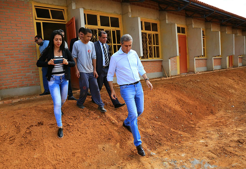 O Goiás na Frente prevê a execução de “um conjunto de obras sem precedentes na história da região do Entorno do Distrito Federal”, disse o vice-governador José Eliton, coordenador do programa, durante visita a Cristalina, onde ele e o governador Marconi Perillo, assinaram com o prefeito Daniel Sabino Vaz, o Daniel do Sindicato, convênio no valor de R$ 3,4 milhões para obras de pavimentação asfáltica e recapeamento de vias urbanas