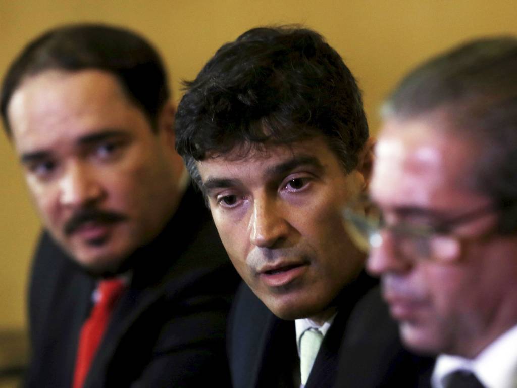 A juíza Priscilla Bittar Neves Netto, da 32ª Vara Cível de São Paulo, determinou que o jornal pague R$ 90 mil aos três promotores que pediram a prisão do ex-presidente Lula no caso do triplex do Guarujá em março do ano passado: Cássio Conserino, José Carlos Blat e Fernando Henrique de Moraes Araújo; na ocasião, o jornalista Mario Cesar Carvalho publicou que, dentre especialistas consultados sobre a denúncia, alguns classificaram a acusação como "um lixo" e chamaram os promotores de "três patetas"