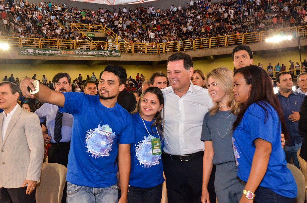 Prioridade dos quatro mandatos do governador Marconi Perillo, o desenvolvimento social tem na Organização das Voluntárias de Goiás, mantida em parceria pelo Governo de Goiás, um dos maiores centros de ação social do País; entidade completa 70 anos em 2017 oferecendo o maior conjunto de ações e programas sociais de sua história, sob o comando de Marconi e de sua presidente de honra, a primeira-dama Valéria Perillo; programa Bolsa Universitária, por exemplo, já beneficiou 180 mil estudantes