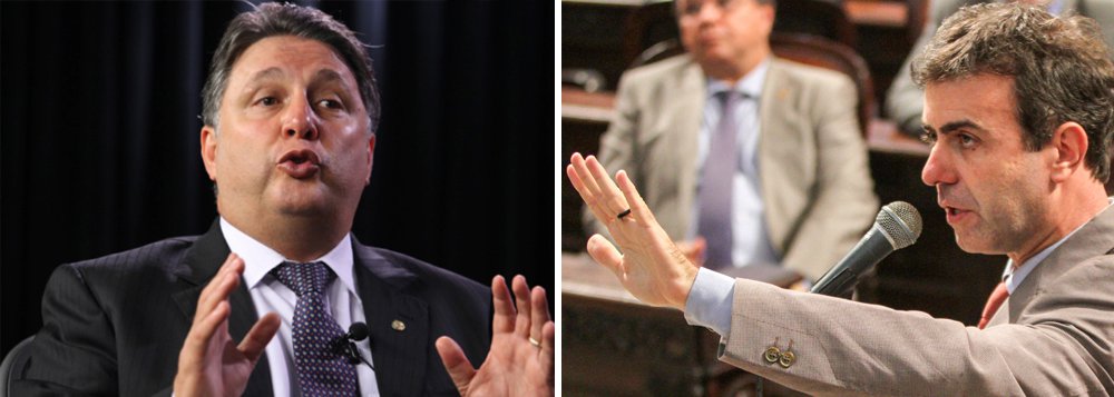 O ex-governador do Rio de Janeiro Anthony Garotinho (PR-RJ) continua chamando o deputado estadual Marcelo Freixo (Psol) para um debate; em seu programa numa página do Facebook, Garotinho voltou a afirmar: "Marque data, hora e local"; no debate com Marcelo Crivella na eleição para prefeito do Rio, Freixo afirmou que o ex-governador era o candidato ligado às milícias, depois de o candidato do PRB sobre a sua relação com Garotinho
