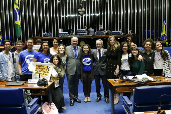 Durante a ditadura militar foi desencadeada uma campanha de despolitização da juventude. Diziam que o dever dos estudantes era estudar e não fazer política. Hoje em dia, sob outra roupagem, tenta-se o mesmo objetivo