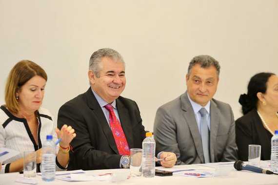 Presente ao encontro do Pacto Pela Vida em Lauro de Freitas, nesta segunda-feira, o presidente da Assembleia Legislativa, deputado Ângelo Coronel (PSD), demonstrou preocupação com o alto índice de jovens entre as vítimas de homicídio, e reiterou as palavras do governador Rui Costa sobre a importância da família na vida dos jovens; "Todo jovem tem mãe e/ou pai. A educação começa em casa, anterior à formação escolar propriamente dita. Antes de chegarmos à delegacia ou ao tribunal, a família tem uma responsabilidade imensa no papel de orientação das crianças e adolescentes", defendeu Coronel