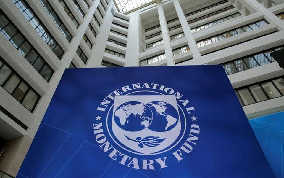 Novo estudo do FMI que argumenta que os países desenvolvidos podem compartilhar prosperidade de maneira mais equitativa, sem sacrificar o crescimento, ao transferir um ônus do imposto de renda para os ricos; "O excesso de desigualdade pode corroer a coesão social, levar à polarização política e, em última instância, reduzir o crescimento da economia", diz o documento; Governo Donald Trump contestou a conclusão de que alíquotas de impostos menos progressivas possam desacelerar o crescimento e agravar a desigualdade.; e disse que os cortes propostos por Trump vão beneficiar o trabalhador americano médio