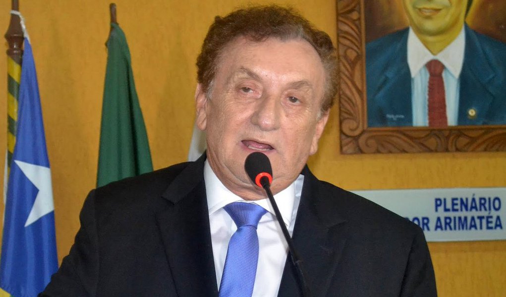 O prefeito de Parnaíba, Mão Santa, é acusado de xingar de vagabundos e ladrões funcionários da Escola Municipal Francisca Borges dos Reis, no Bairro Frei Higino; quando o chefe do executivo chegou à escola, em visita surpresa, os alunos haviam sido liberados, porque estava sendo organizado um bingo beneficente com o objetivo de arrecadar dinheiro para a realização de um exame em uma aluna, solicitado pelo médico em consequência de um problema dermatológico.