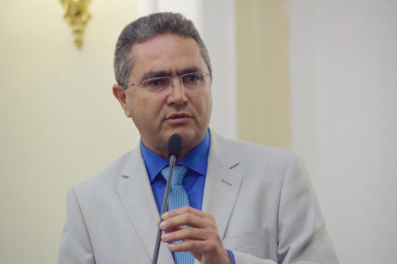 O ex-deputado federal Francisco Tenório (PMN), durante reunião da bancada federal, em Maceió, com beneficiários e produtores do programa do leite, reclamou do atraso, por parte do governo Michel Temer, de quase três meses no pagamento aos agricultores familiares que abastecem o programa; parlamentar suspeita que situação é motivada por causa do senador Renan Calheiros (PMDB-AL), crítico do governo federal: “não sei se é isso, mas não pode o governo federal por conta de uma briga com o senador Renan Calheiros querer penalizar a população de Alagoas" 