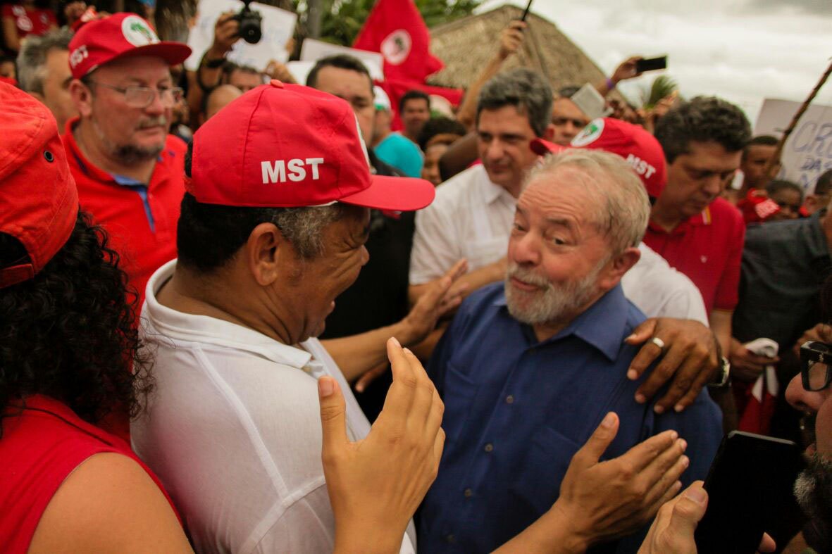 Presente ao último compromisso de Lula na Bahia neste final de semana, na 'Caravana pelo Brasil, no município de Jandaíra, onde o ex-presidente visitou o assentamento Valdir Macedo, ontem (20), o deputado federal baiano Valmir Assunção (PT) destacou o legado de Lula para os camponeses e bateu no governo Temer; "Essa caravana mostra que Lula está preocupado com o rumo que vem tomando o país com um governo ilegítimo e sem votos, que retira direitos e acaba com políticas sociais implantadas pelos governos petistas para dar suporte ao povo pobre", disse Valmir