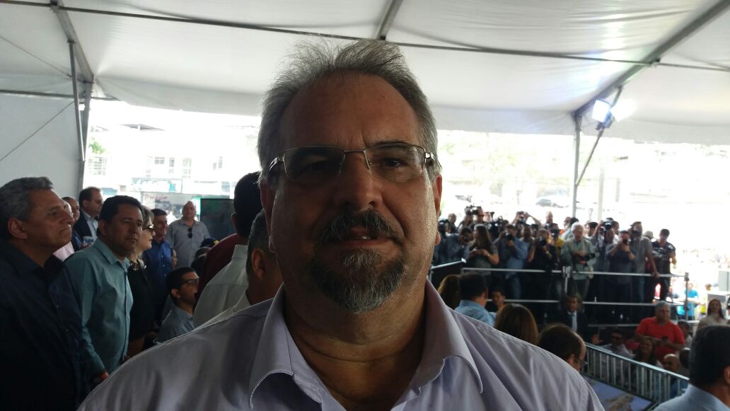 O deputado estadual Marcelino Galo (PT) criticou a manobra federal que bloqueia a liberação do empréstimo de R$ 600 milhões à Bahia e afirmou que o DEM e o governo Michel Temer (PMDB) não vão conseguir impedir o desenvolvimento do estado; “A Bahia não se rende a perseguição do DEM e do governo golpista liderado por Michel Temer (PMDB). Eles, que usurparam o poder central no Brasil, golpeiam a classe trabalhadora com a retirada de direitos, com as reformas da previdência e trabalhista, prejudicam o povo brasileiro com o congelamento dos gastos públicos, não vão parar a Bahia com suas manobras covardes e perseguições da velha política”, pontuou Galo