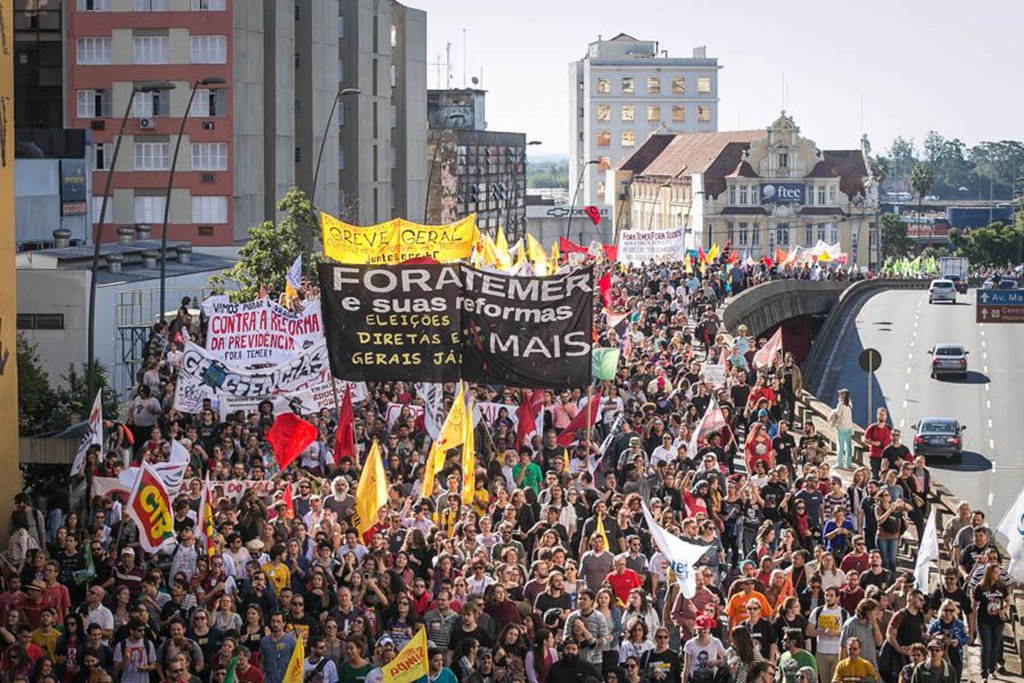 Diversas entidades de classe divulgaram, até este momento, suas deliberações quanto à greve geral desta sexta-feira (30); há previsão de adesão de categorias como a dos metroviários, bancários e de trabalhadores em educação e da segurança pública; metroviários, por exemplo, decidiram, em assembleia, aderir à greve geral; o objetivo é que o Trensurb não circule por 24 horas, a partir da meia-noite de sexta-feira; Sindicato dos Rodoviários emitiu uma declaração publica dizendo que não estará em ações da greve dia 30; confira outras categorias
