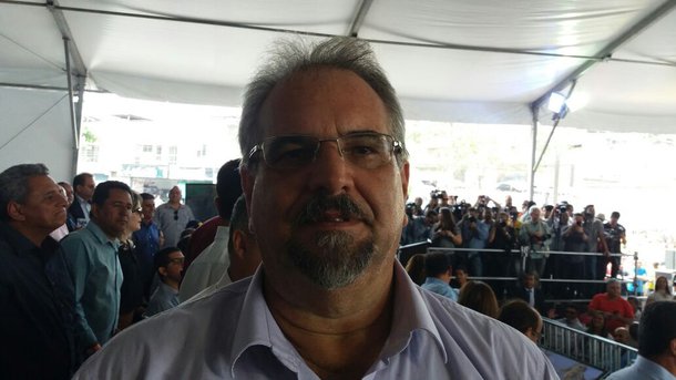 O deputado estadual Marcelino Galo (PT) criticou a manobra federal que bloqueia a liberação do empréstimo de R$ 600 milhões à Bahia e afirmou que o DEM e o governo Michel Temer (PMDB) não vão conseguir impedir o desenvolvimento do estado; “A Bahia não se rende a perseguição do DEM e do governo golpista liderado por Michel Temer (PMDB). Eles, que usurparam o poder central no Brasil, golpeiam a classe trabalhadora com a retirada de direitos, com as reformas da previdência e trabalhista, prejudicam o povo brasileiro com o congelamento dos gastos públicos, não vão parar a Bahia com suas manobras covardes e perseguições da velha política”, pontuou Galo