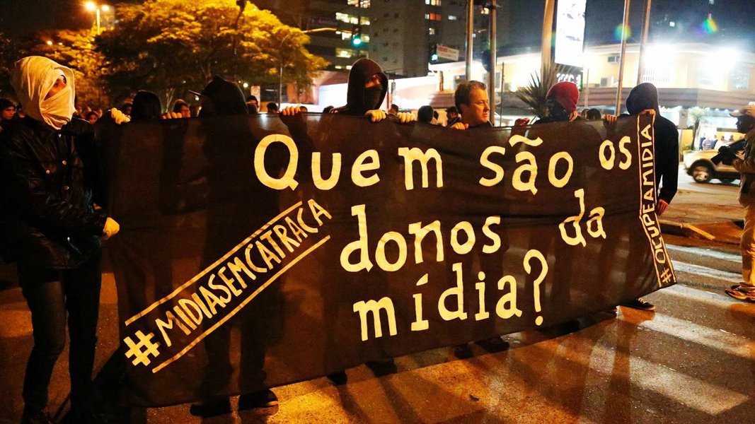 Principal meio de comunicação de massa no Brasil, a televisão brasileira tem mais de 70% de sua audiência concentrada em apenas quatro grandes redes, sendo que uma delas, a Rede Globo, detém mais da metade da audiência entre esses quatro maiores – o equivalente a 36,9% do total; o SBT ocupa o segundo lugar, com 14,9% da audiência total, seguido pela Record, com 14,7%; dados foram divulgados nesta terça-feira (31) pelo Intervozes, após quatro meses de análise dos 50 veículos de comunicação com maior audiência no Brasil e os 26 grupos econômicos que os controlam
