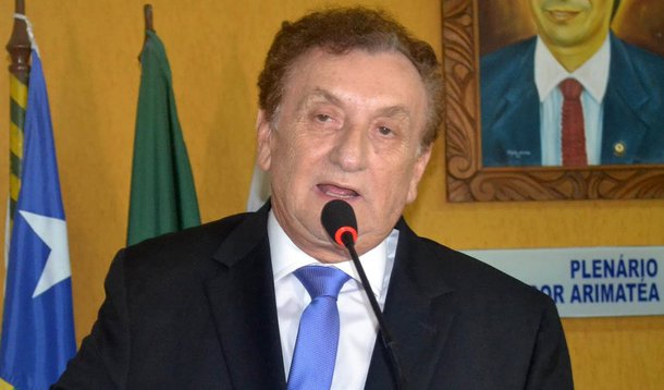 O prefeito de Parnaíba, Mão Santa, é acusado de xingar de vagabundos e ladrões funcionários da Escola Municipal Francisca Borges dos Reis, no Bairro Frei Higino; quando o chefe do executivo chegou à escola, em visita surpresa, os alunos haviam sido liberados, porque estava sendo organizado um bingo beneficente com o objetivo de arrecadar dinheiro para a realização de um exame em uma aluna, solicitado pelo médico em consequência de um problema dermatológico.