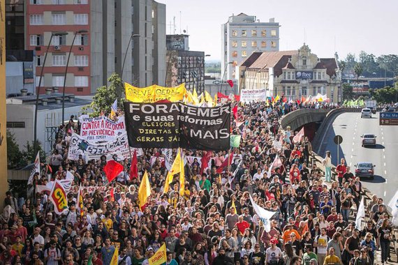 Diversas entidades de classe divulgaram, até este momento, suas deliberações quanto à greve geral desta sexta-feira (30); há previsão de adesão de categorias como a dos metroviários, bancários e de trabalhadores em educação e da segurança pública; metroviários, por exemplo, decidiram, em assembleia, aderir à greve geral; o objetivo é que o Trensurb não circule por 24 horas, a partir da meia-noite de sexta-feira; Sindicato dos Rodoviários emitiu uma declaração publica dizendo que não estará em ações da greve dia 30; confira outras categorias