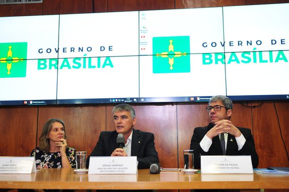 Pela primeira vez nos 2 anos e 10 meses de gestão, o Distrito Federal deixou o limite prudencial da Lei de Responsabilidade Fiscal (LRF), informou o governo; um total de 44,81% da receita corrente líquida foi usado para pagar salários; o executivo disse que, para não ultrapassar novamente o limite imposto pela lei, de 46,55%, manterá a política de ajuste fiscal; “Temos que ter muita responsabilidade para não ceder a pressões, até porque nós poderíamos sair para depois voltar imediatamente. Isso não adianta”, advertiu o chefe da Casa Civil, Sérgio Sampaio; novas medidas de contenção de gastos foram publicadas no Diário Oficial do DF