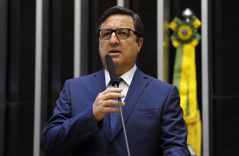 A Justiça do Distrito Federal concedeu liminar parcial nesta segunda (16) para impedir a expulsão do deputado federal Danilo Forte do PSB, que será decidida em reunião do partido marcada para hoje. Ele e outros três integrantes estão ameaçados depois de terem votado a favor da reforma trabalhista do governo Temer