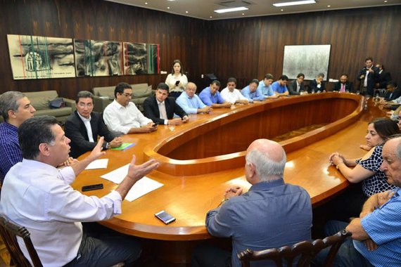 O governador Marconi Perillo afirmou nesta quinta-feira que a Odebrecht não tem nenhuma obra licitada nem realizada com recursos do governo do Estado; declaração foi feita durante reunião com deputados da base aliada, que entregaram ao tucano um manifesto de apoio no qual afirmam acreditar plenamente que as acusações contra Marconi são falsas; Marconi endossou que as citações que foram feitas em relação a ele em nenhum momento o acusam de oferecimento ou aceitação de qualquer vantagem; ele ressaltou que as doações recebidas em suas campanhas de 2010 e 2014 estão estritamente de acordo com o que estabelece a lei