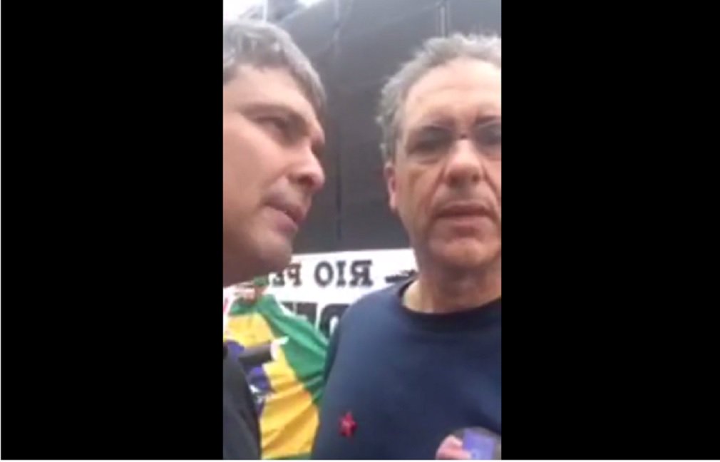 O líder do PT na Câmara, deputado federal Carlos Zarattini, comentou em seu Facebook, direto do ato pelas Diretas Já, no Rio de Janeiro, a queda do ministro da Justiça, Osmar Serraglio, demitido por Michel Temer neste domingo; "O governo Temer está caindo pelas tabelas. É mais que cai como fruta podre. Eles estão caindo um após o outro e não têm salvação. Não podemos parar agora e botar cada vez mais pressão", disse Zarattini; senador Lindbergh Farias também participou da gravação de Zarattini: "Vamos para as ruas derrubar este governo"