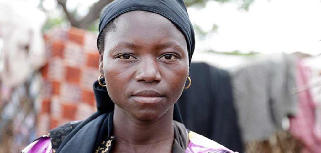 Uma em cada cinco refugiadas – ou mulheres deslocadas em complexos humanitários – sofreu violência; o número, divulgado pela ONU, ainda é subnotificado e serve como alerta no Dia Laranja pelo Fim da Violência contra as Mulheres; discriminação contra mulheres e meninas é causa e consequência do deslocamento forçado e da apatridia (falta de nacionalidade e de cidadania), de acordo com ONU; Muitas vezes, essa discriminação é agravada por outras circunstâncias, como origem étnica, deficiências físicas, religião, orientação sexual, identidade de gênero e origem social