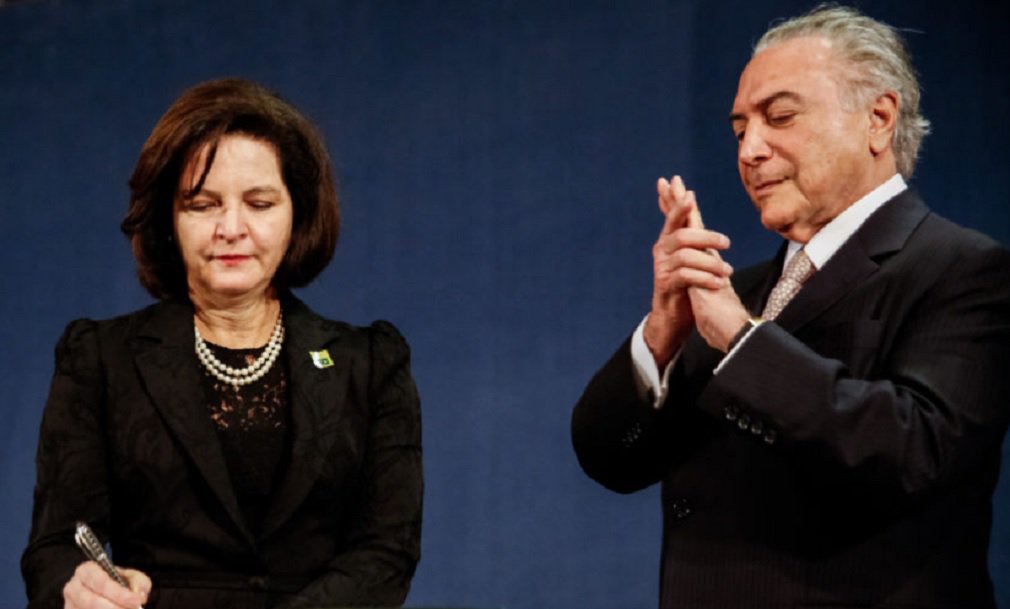O jornalista Fernando Brito, do blog Tijolaço, escreve sobre a pressão da mídia golpista em cima da nova procuradora-geral da República, Raquel Dodge; "Como era sabido por todos, o “aperto ideológico” sobre a nova procuradora geral da República veio a jato. Claro, a Lava Jato. A “patrulha moralista” de O Globo deu manchete para um “não-fato” na posse de Raquel Dodge. Raquel Dodge não menciona Lava-Jato em discurso, “noticia” o jornal, abrindo a chamada com um “Com Temer” para ajudar a dar à omissão imperdoável um ar ainda mais suspeito. Não importa que ela tenha falado que o povo brasileiro “”não tolera a corrupção”", disse