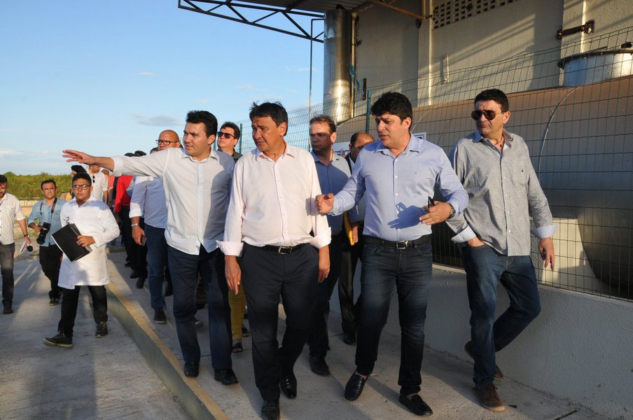 O governador Wellington Dias assinou autorizações para aquisições de equipamentos (cabeamento lógico estruturado e outros), softwares aduaneiros e de pesagem e controle de acesso de veículos de cargas, todos necessários à etapa de alfandegamento da Zona de Processamento de Exportações do Estado do Piauí, a ZPE Parnaíba; “Queremos voltar dentro de sete meses para inaugurar a ZPE já alfandegada”, disse o governador
