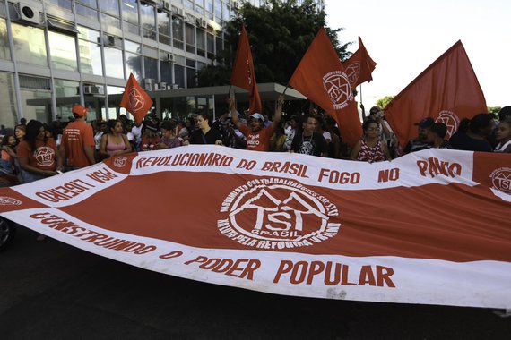 Cerca de 100 militantes do Movimento dos Trabalhadores Sem Teto (MTST) que ocupavam a portaria principal do Ministério da Fazenda deixaram o local por volta das 17h15; manifestação, que foi pacífica e terminou sem incidentes, fez parte do Dia de Lutas por Teto e Trabalho, que promove manifestações em dez capitais ao longo de toda esta terça-feira (19)